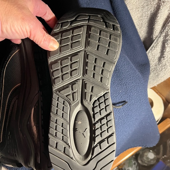 Puma Women’s  Black and Gold Athletic Shoes. EUC - Picture 8 of 10